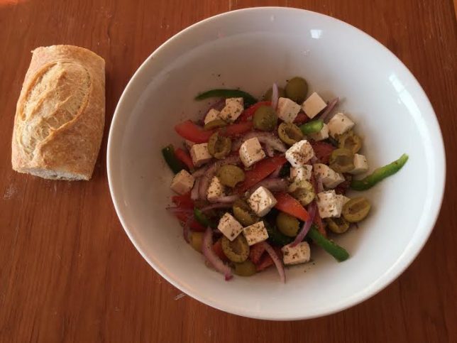 ensalada griega con pan